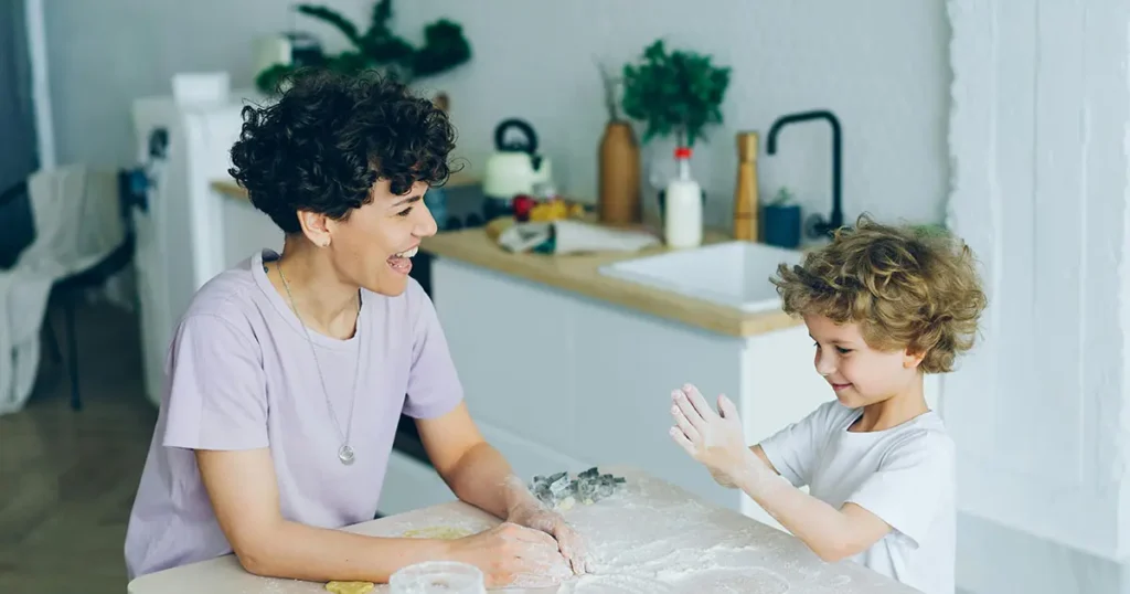 Anya asztalnál játszik gyermekével