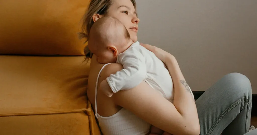 Anya magához öleli gyermekét