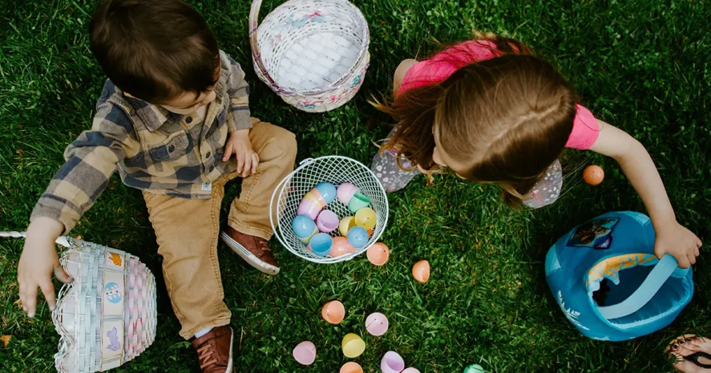 Gyerkek szabadtéren játszanak