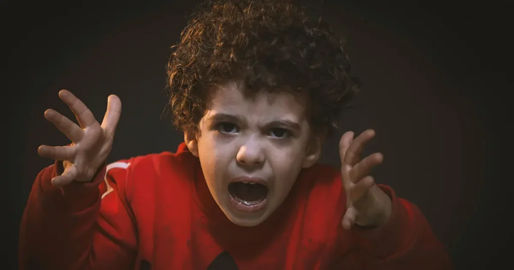 Frusztrált, fáradt gyerek.